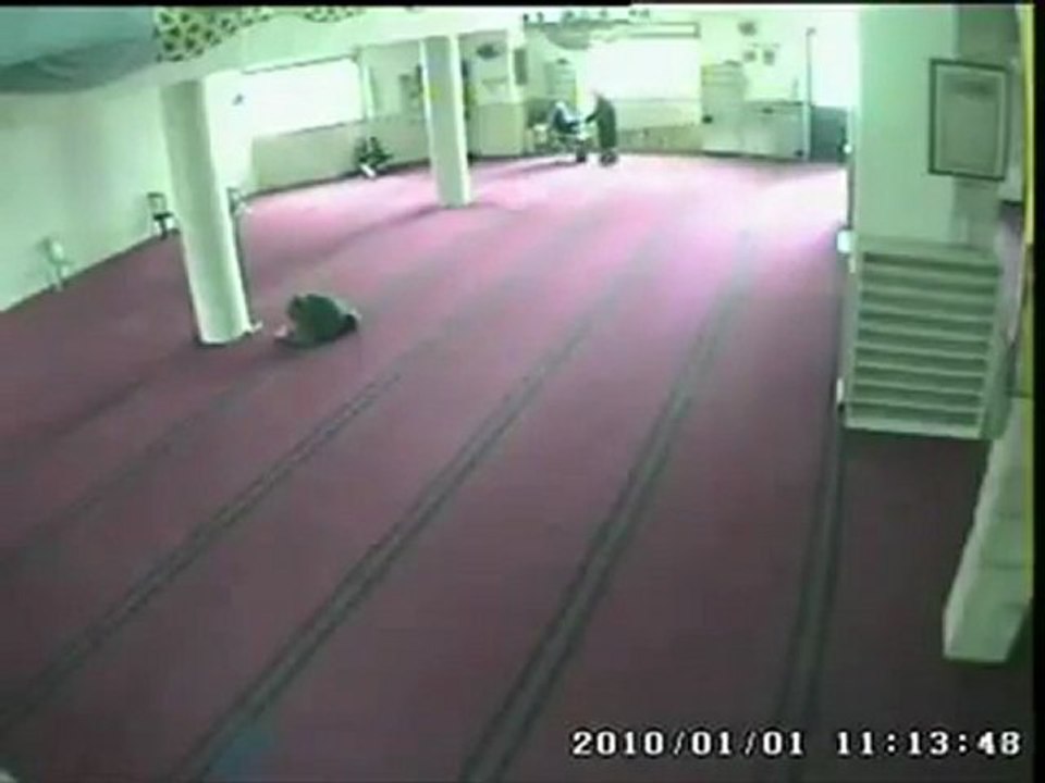 un homme qui meurt en ce prosternant allahou akbar