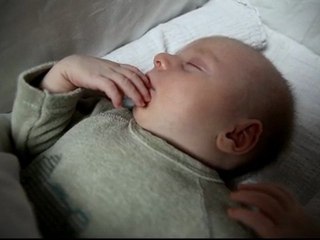 Papa vient m'espionner la nuit pendant que je ronfle