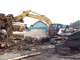 chantier de déchiquetage de bois à Groisy