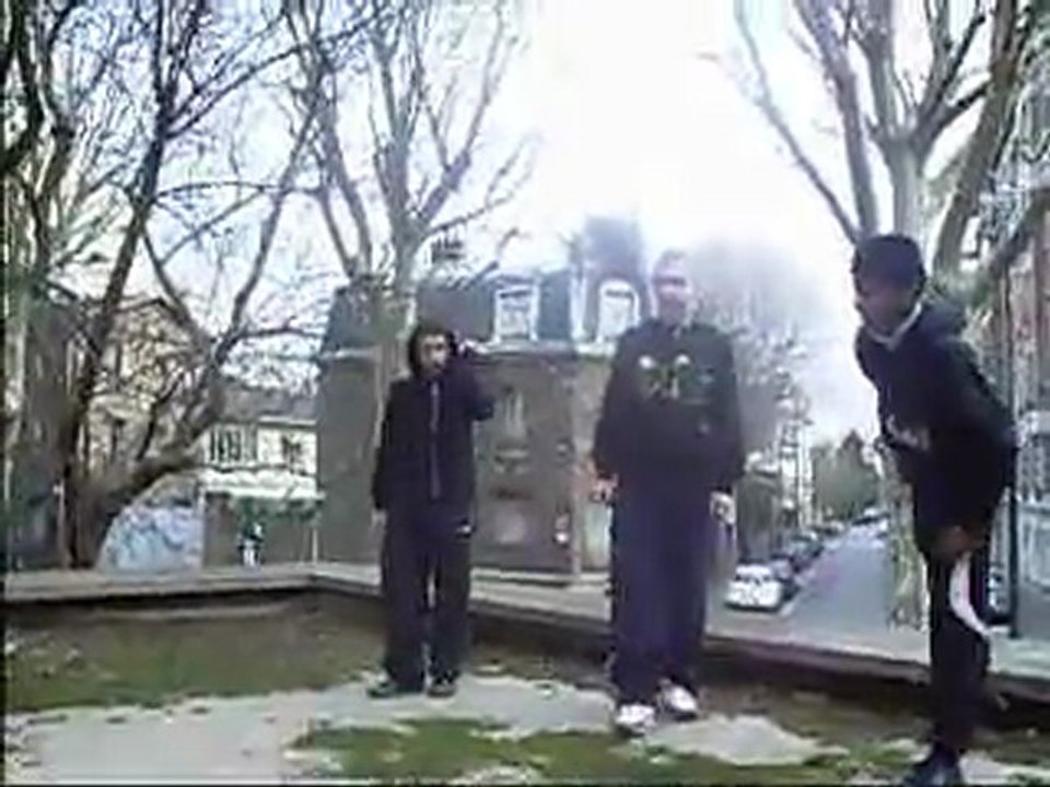Un saut de tout les membre de yamakasi 92