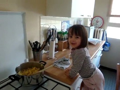 Noémie et la recette de la compote