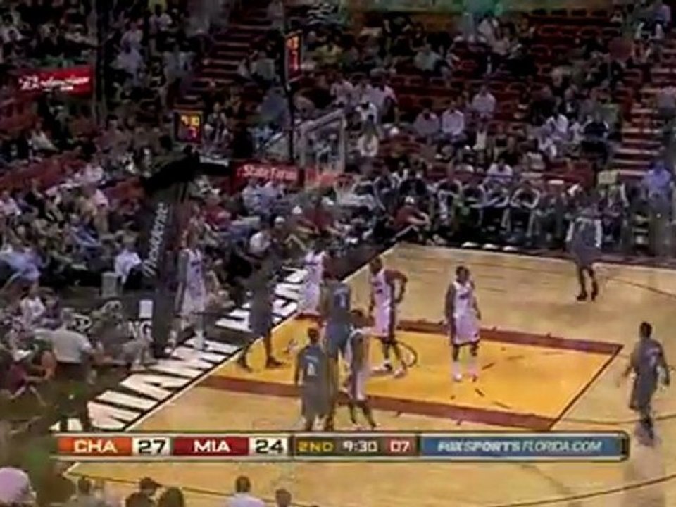 Tyrus Thomas gets Block shot swatted by Michael...