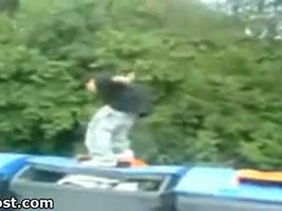 Régis saute sur des poubelles