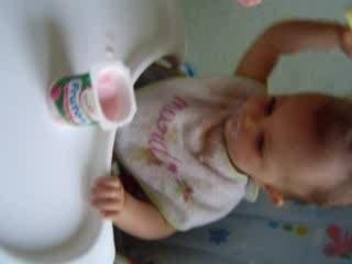 Emma mange seule...oupsssss!