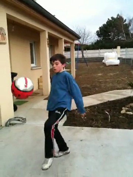 LUCAS GRETER EN PLEIN JONGLAGE PIED GAUCHE