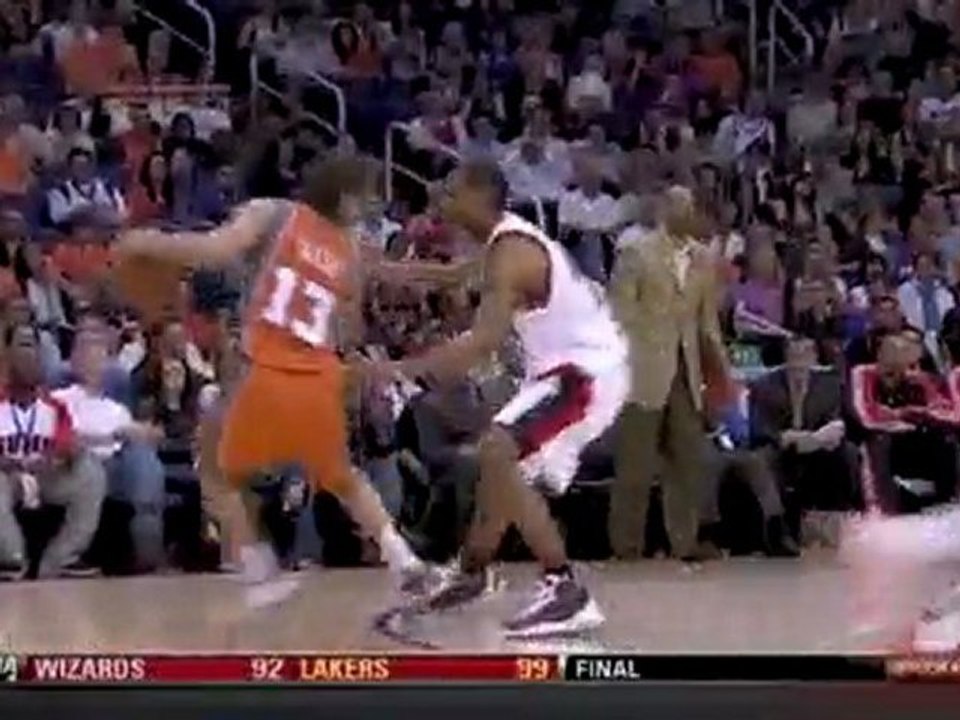 Steve Nash hits Robin Lopez with a lob up top for the alley-