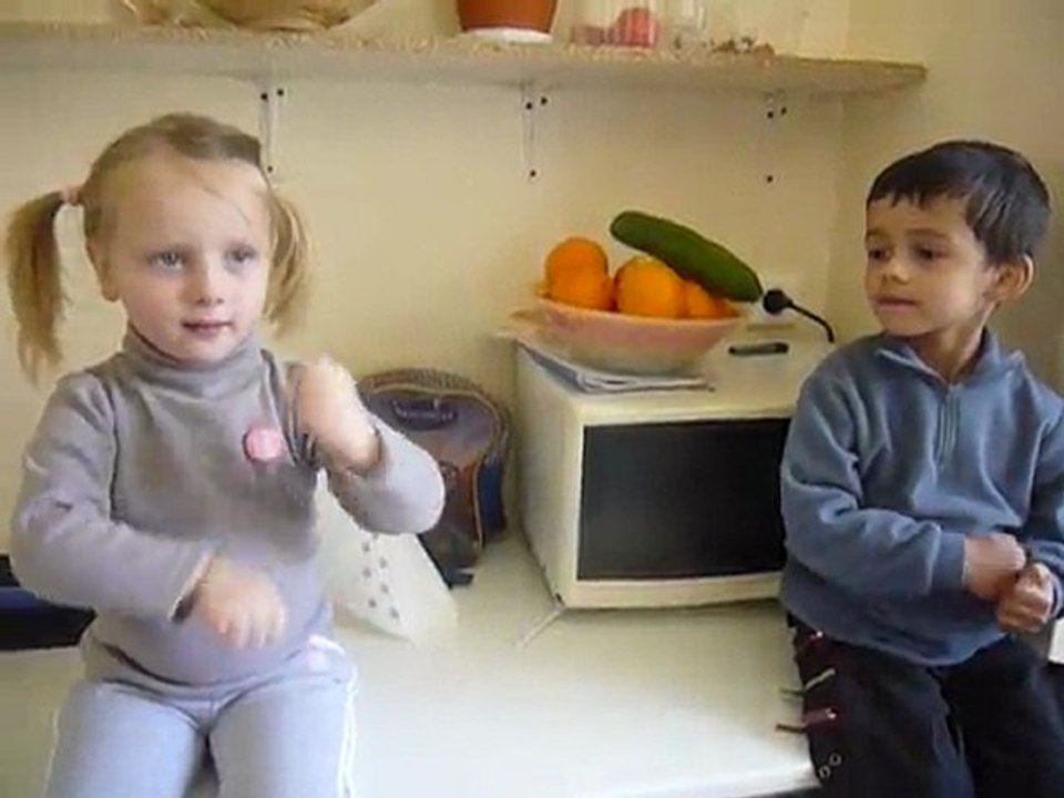 les petits qui danse la comptine du moulin