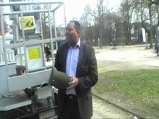 B. Mampaka pose des nichoirs dans le parc royal de Bruxelles