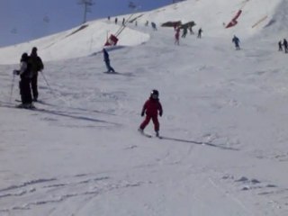Maxence descend une piste rouge !