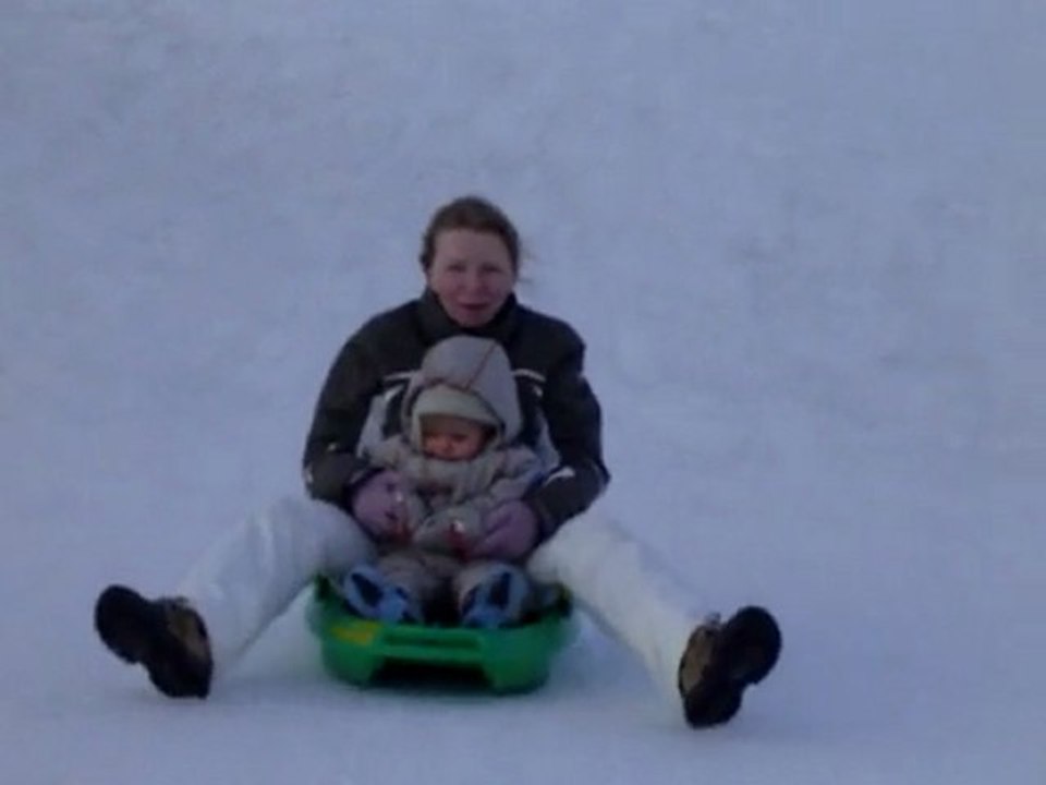 Premières glissades en luge pour Orlane