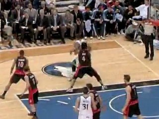 Al Jefferson makes a nice spin move to evade Chris Bosh to g