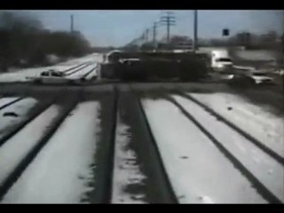 Camion dei pompieri investito dal treno
