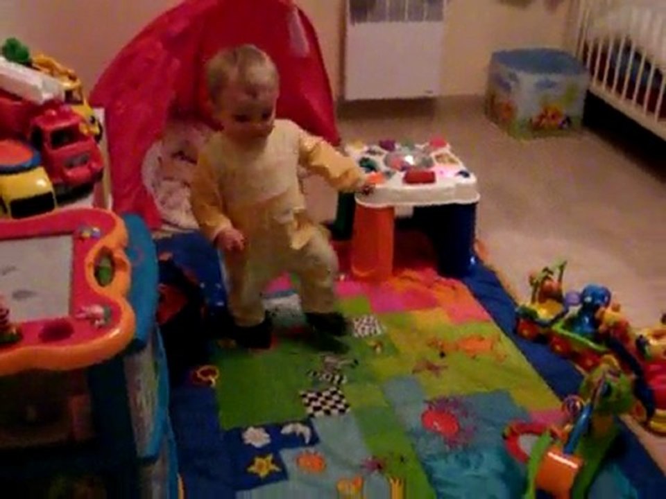 Jules marche pour de bon. C'est parti !