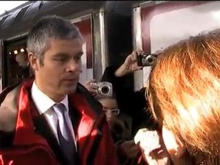 Laurent Wauquiez devant le wagon des services à la personne