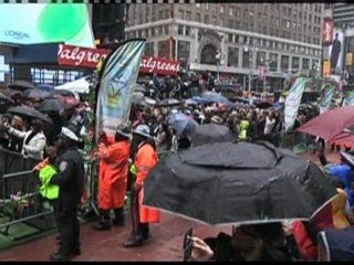 Mary J Blige performs free concert in Times Square