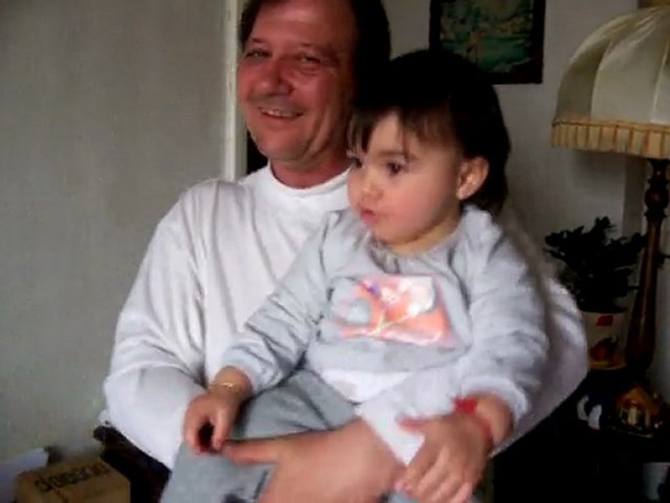 kélyana qui chante danse et s'éclate de rire avec papi