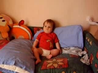 Tibo papote sur le canapé