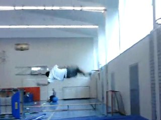 mahbod salto arriere et vrille a la gym