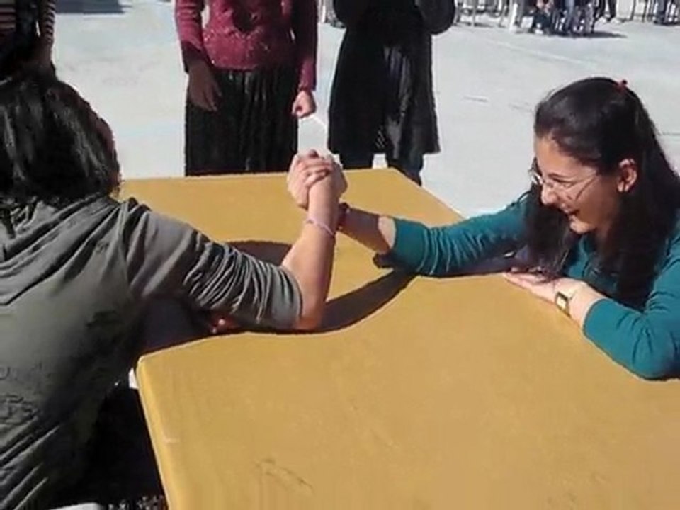 Nevruz Kutlamaları 2010-Kızlar Bilek Güreşi Yapıyor