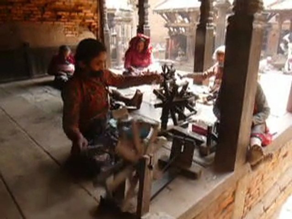 Femmes au rouet à Bhaktapur