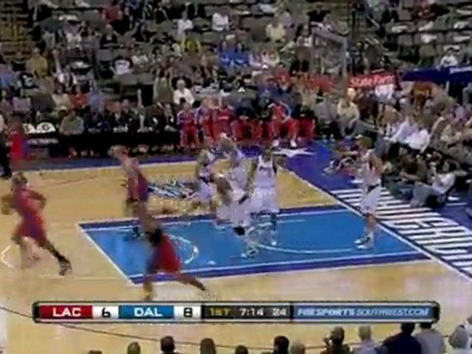 Baron Davis finds Chris Kaman with a tough pass inside the p