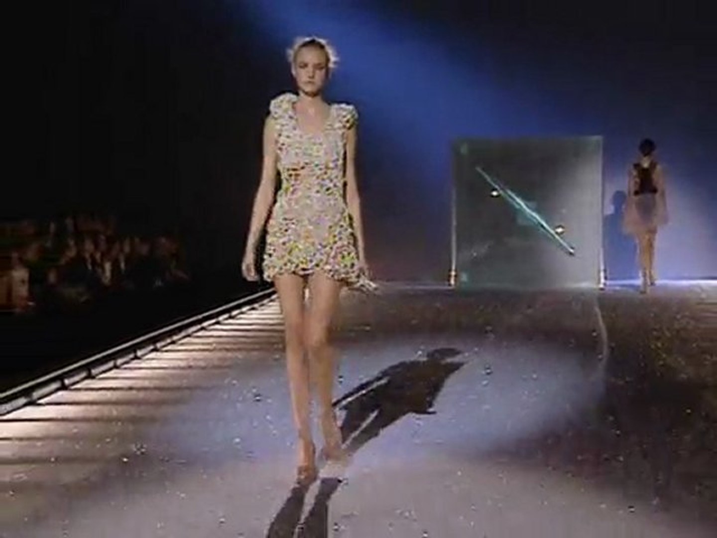 Hussein Chalayan Spring 2007 Fashion Show (ful) - 動画 Dailymotion