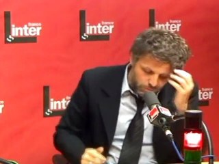Guillon met en scène les excuses de Jean Luc Hees