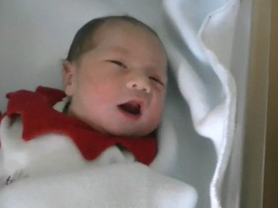 Chloé - À la maternité - Réveillée