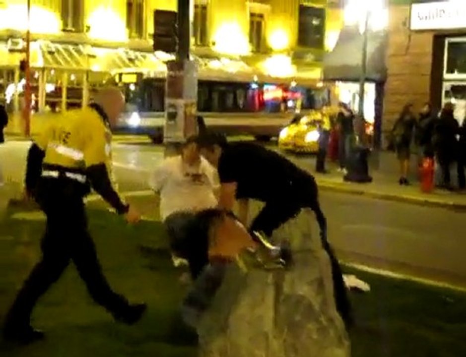 Un amateur filme une scène de violence policière