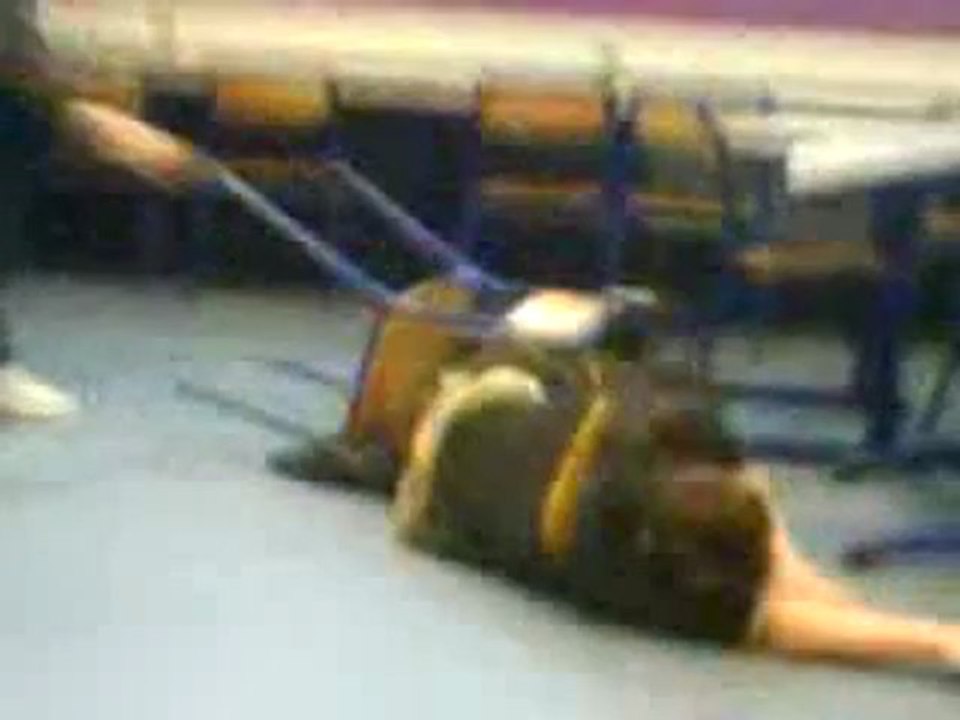 il se fait tirer sa chaise en cour mdr