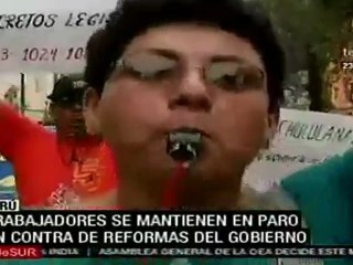 Trabajadores peruanos mantienen paro contra reformas del gob