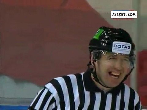 смешной хоккейный судья смеется своей вставной челюстью кхл
