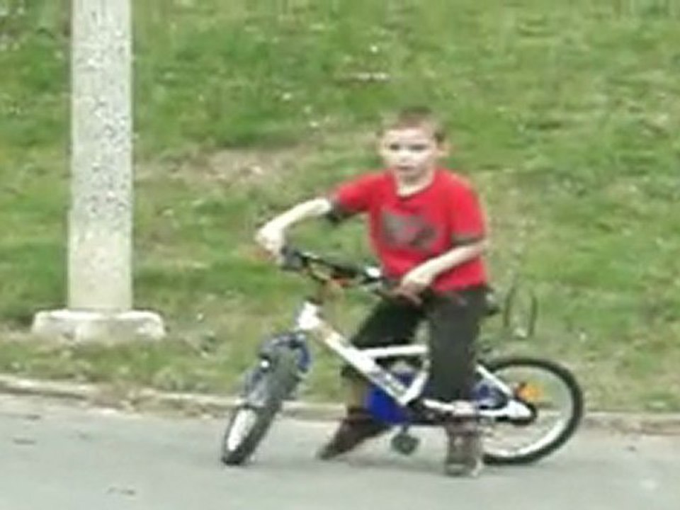 VIDEO SACHA VELO SANS LES ROULETTES