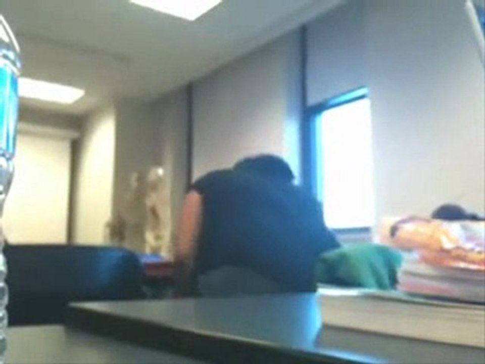 Arrestation d'une élève en classe