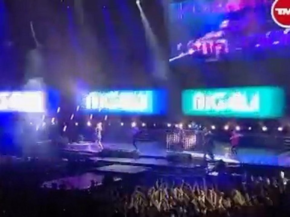 Big Ali ft Dollarman - hit the floor(live at tmf awards)