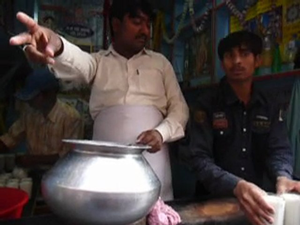 Vendeur de lassi dans une rue de Kathmandou
