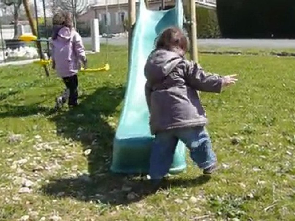 Mars 2010 - Lucile et Juline au toboggan