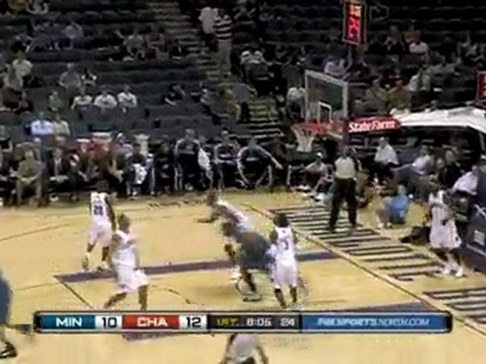 Al Jefferson drives through the defense and slams it down wi