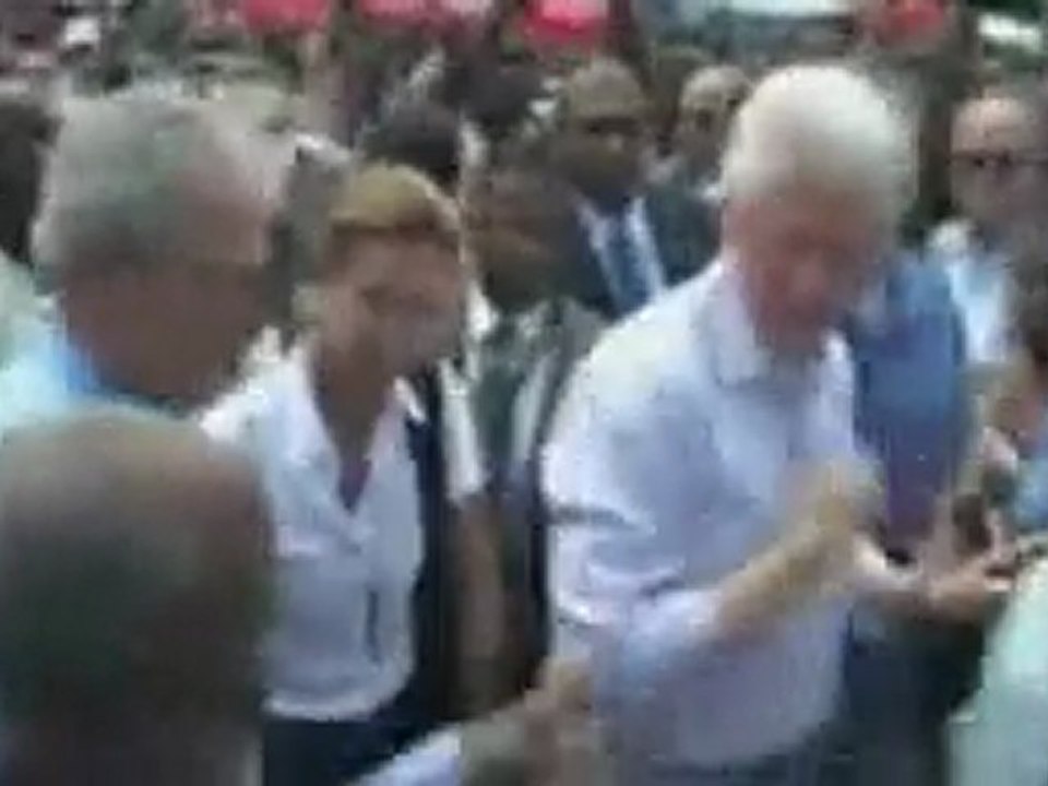 Figuraccia di George Bush: Si Pulisce le Mani su Clinton