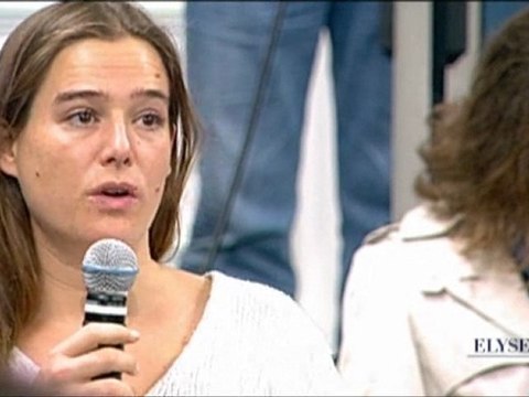 Luc CHATEL répond aux journalistes français et étrangers