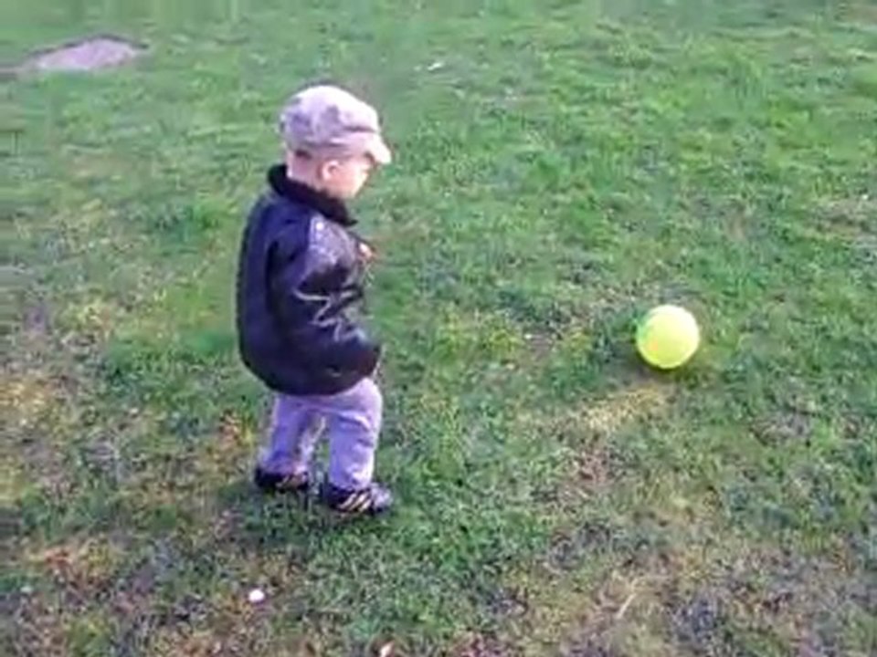 Mattéo joue au foot, 23 mars 2010