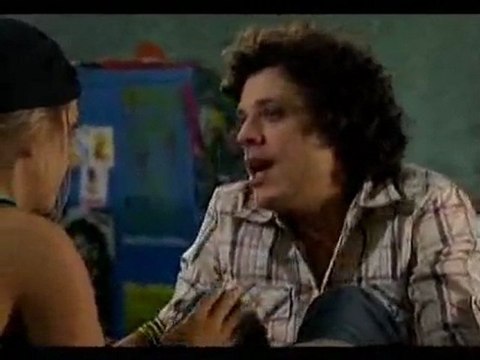 Luisana Lopilato - Bianca ve a Teo mal y le da un beso