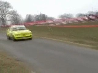 Dérapage de la voiture d"essai du rallye Baldomérien 2010