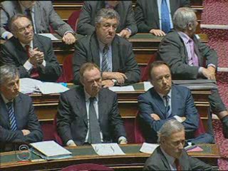 Fillon répond à la gauche au Sénat