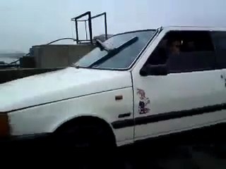 Regardez comment on fait quand on a pas d'essuie-glace