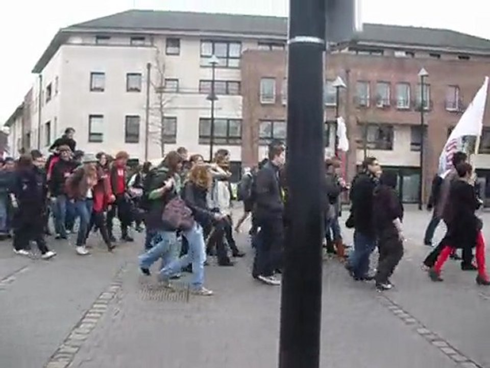 800 Manifestants dans Les Rues De Valenciennes le 23-03-2010