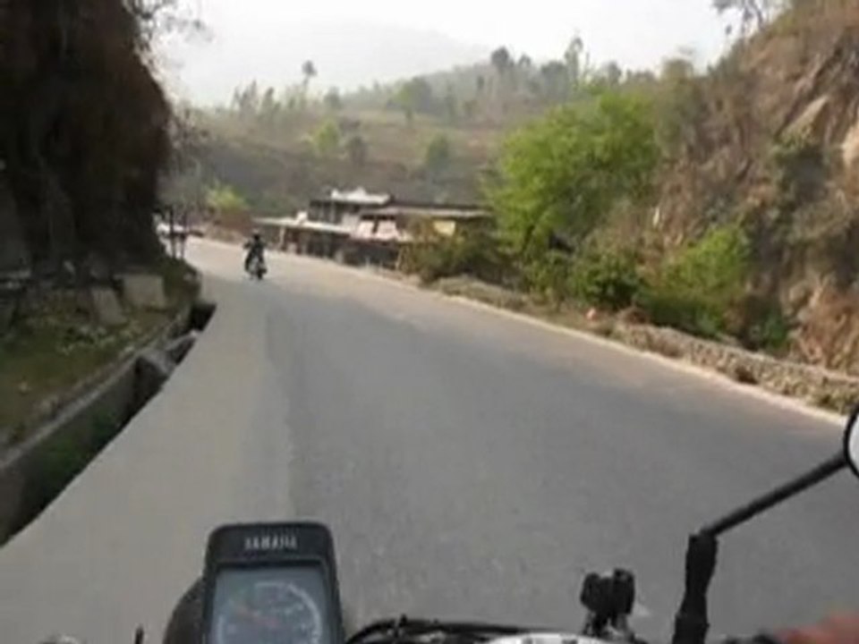 2mn36s vues d'une moto qui roule entre Mouglin et Kathmandou