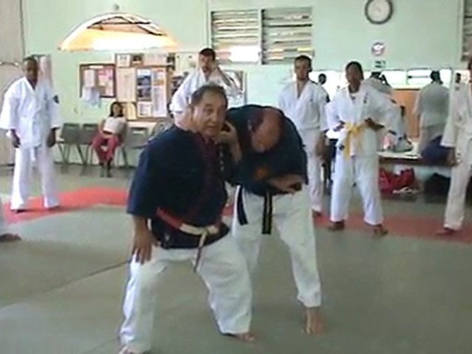 Défense sur étranglement arrière à 2 mains par projection