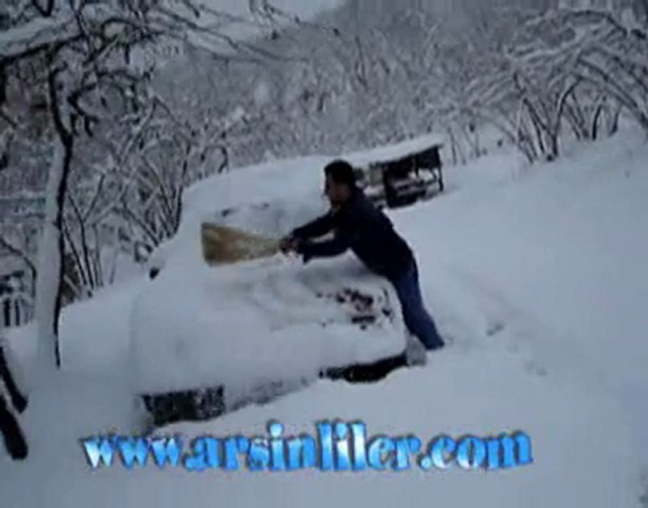 arabanın karlarını temizleme