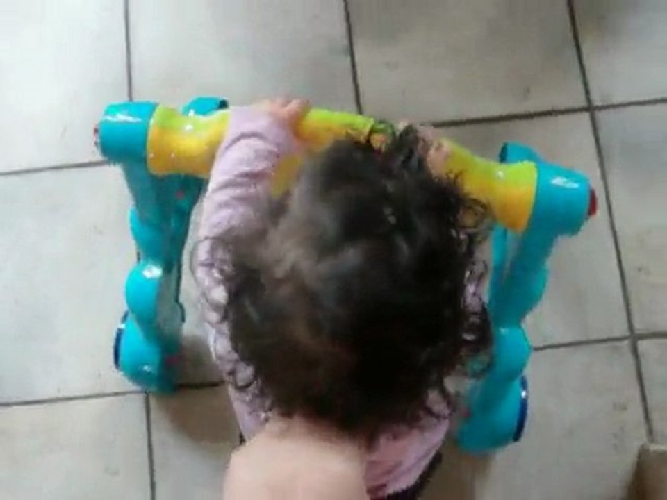 Premiere fois que Lola fais du trotteur !